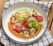 Салат с тыквенным хумусом и креветкой