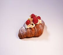 Круассан с малиной