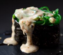 Гункан с чукой и соусом