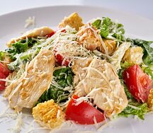 Салат Цезарь с курицей