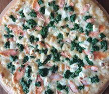 Пицца с семгой и шпинатом