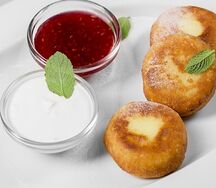 Сырники со сметаной и ягодным топпингом