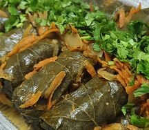 Долма с чесночным соусом