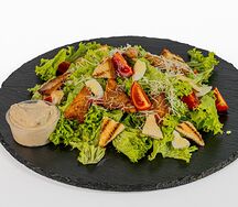 Салат Цезарь с курицей