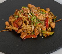 Wok удон с курицей