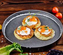 Оладьи из кабачков с красной икрой и сыром страчетелла