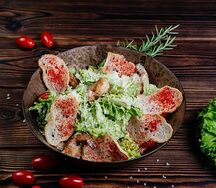 Салат Цезарь с креветками