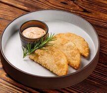 Мини чебуреки с крабом и креветкой 
