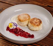 Сырники со сметаной и ягодным конфитюром