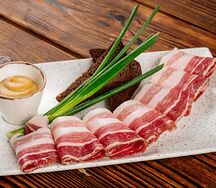 Закуска из домашнего сала с чесночными гренками и горчицей