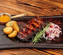 Свиные ребрышки с овощами и цитрусовым соусом