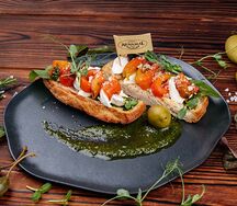Брускетта с запеченным перцем и сыром фета