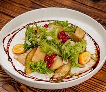 Салат с морским гребешком и спелой грушей