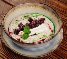 Каша овсяная с муссом маскарпоне и вишневым конфитюром