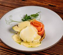 Картофельные драники с яйцом пашот, слабосоленой семгой под соусом голландез