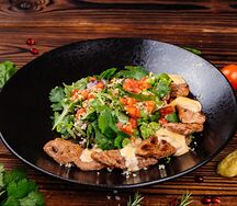 Салат с утиной грудкой и киноа