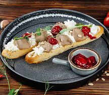 Багет с печеночным муссом, творожным кремом и вишневым соусом