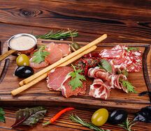 Доска европейских мясных деликатесов