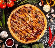 Пицца с баварскими колбасками