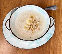 Каша овсяная с бананом и орехами