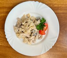Макароны с курицей и грибами