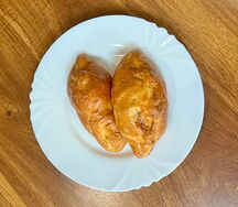 Пирожок с яйцом и луком