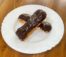 Эклер шоколадный