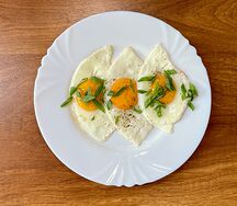 Глазунья с зеленым луком
