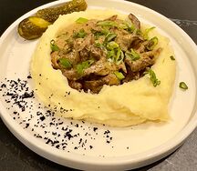 Бефстроганов с картофельным пюре