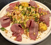 Салат Пряный с пастрами