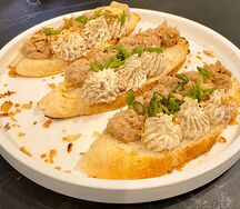 Брускетты с мясным паштетом и кремом 