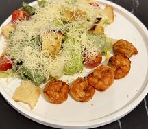 Салат Цезарь с креветками