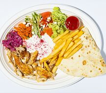Стандартная шаверма на тарелке с курицей