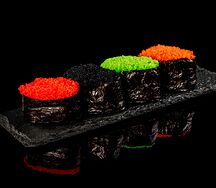 Гункан с черной икрой летучей рыбы