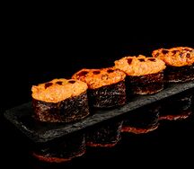 Гункан с лососем