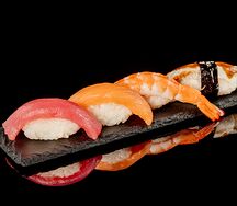 Суши с лососем