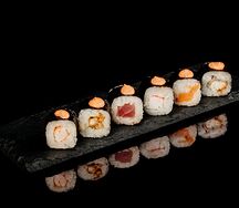 Классический ролл с лососем и огурцом спайси