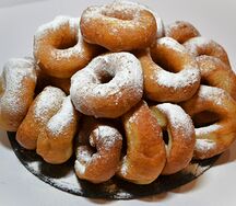 25 пончиков с сахарной пудрой