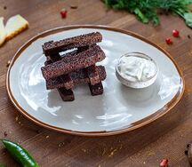 Гренки из бородинского хлеба с чесночным соусом