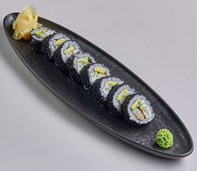 Чёрный ролл с угрём и креветкой