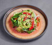 Салат с авокадо, красным перцем и шпинатом