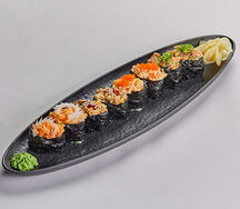 Гункан с лососем спайси 1 шт