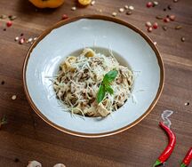 Паста с курицей и грибами в сливочном соусе