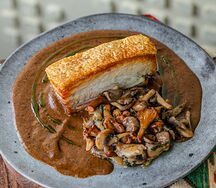 Свиная грудинка с грибами и сливой