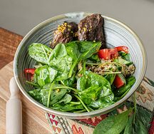 Салат с говядиной и шпинатом