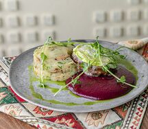 Говядина с сыром и ягодно-винным соусом саперави