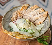 Салат с курицей и копченым сыром сулугуни