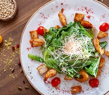 Цезарь с тигровыми креветками