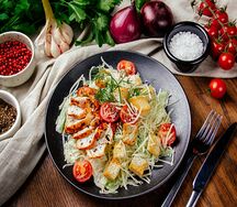 Салат Цезарь с курицей