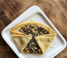 Блин с фрикасе из курицы с грибами